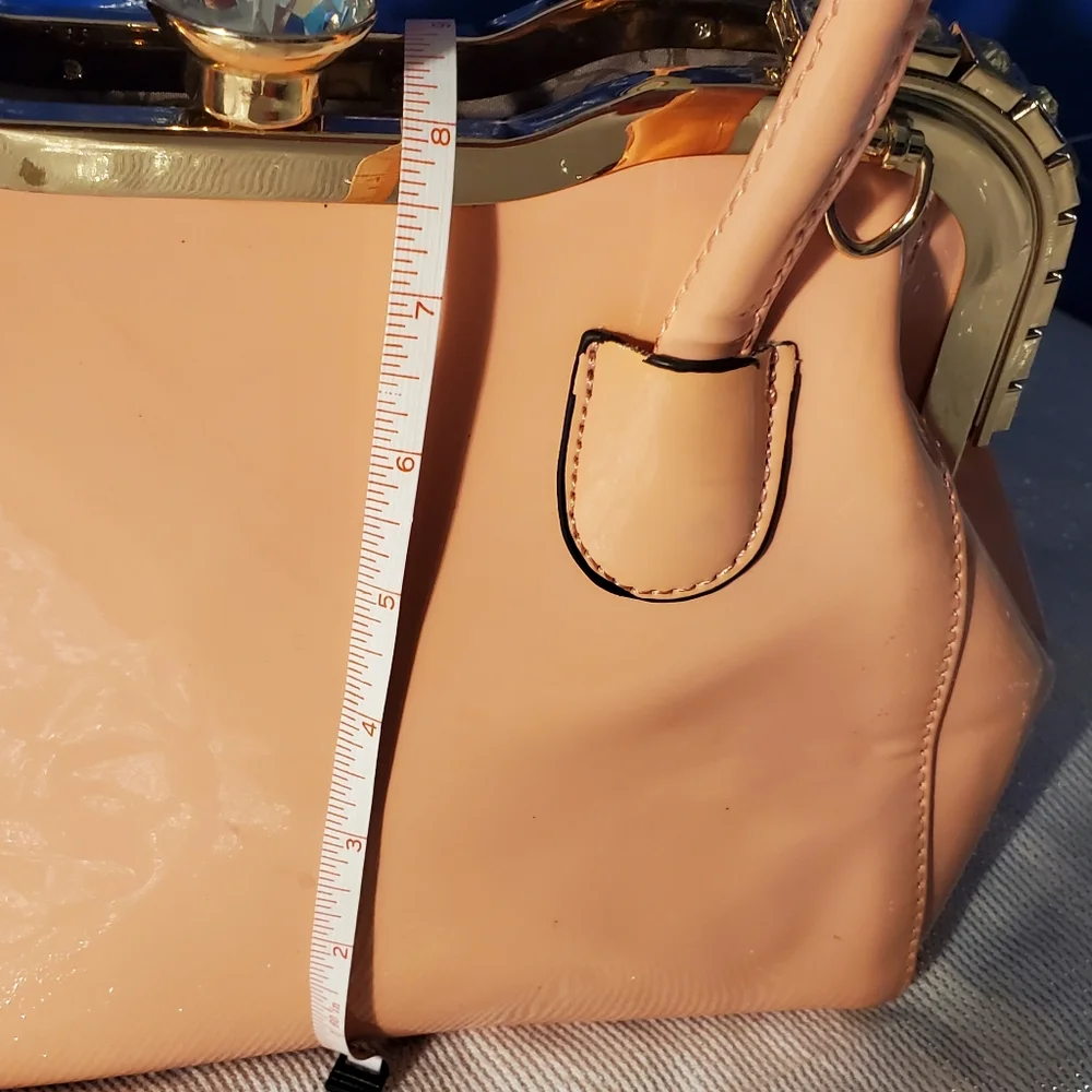Elegant Handbag with a Vintage-Syle Metal Frame and a Crystal Closure - Picture 10 of 13